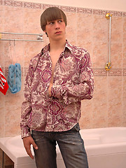 Smooth twink rubs his muscled ass in the shower