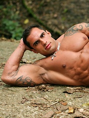 Muscle hunk Samuel Vieira pictures