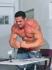 Superhung muscle dude love to show his naked body