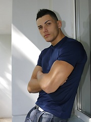 Sexy Alex Price shows off his great body!
