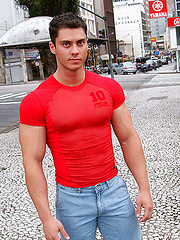 Straight bodybuilder Roy loves his biceps