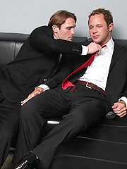 Hunk gets his ass fucked on a couch