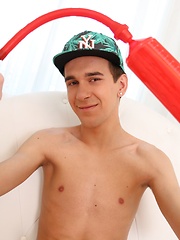 Cute twink Randi pumps his cock