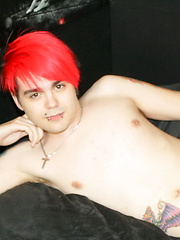 Pink emo guy Drake Blaize jerks off