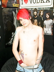 Pink emo guy Drake Blaize jerks off