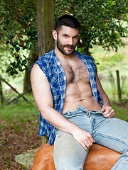 Weel sculpted daddy outdoor posing