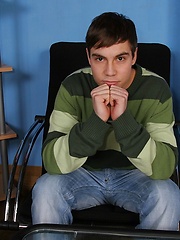 Twink playing with cock and cuming on own chest