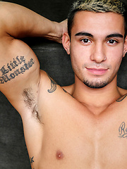 Tattoed newcomer Ricky Slays solo masturbation