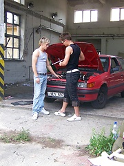 Two young gays fucking in the garage