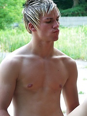 Two young gays fucking in the garage