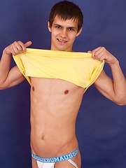 Straight sporty guy Johnny Fox exposes great body