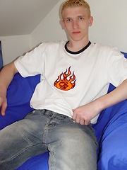 HMBoy Tom makes a blue pics