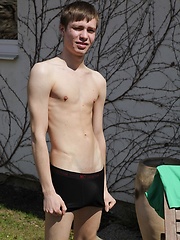 Gorgeous twink Andreas busts hit nut outdoors.